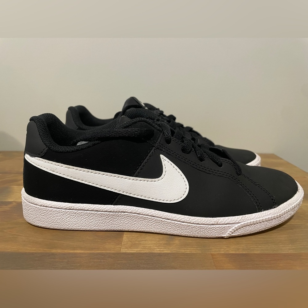Nike Court Royale Low Top Tennis Shoes Womens Size 7 Black/White